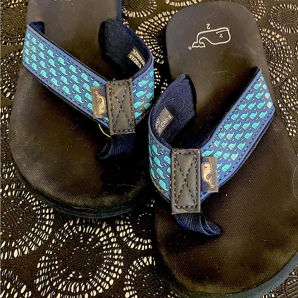 Size 2 Vineyard Vines Whale Print Beach Thongs